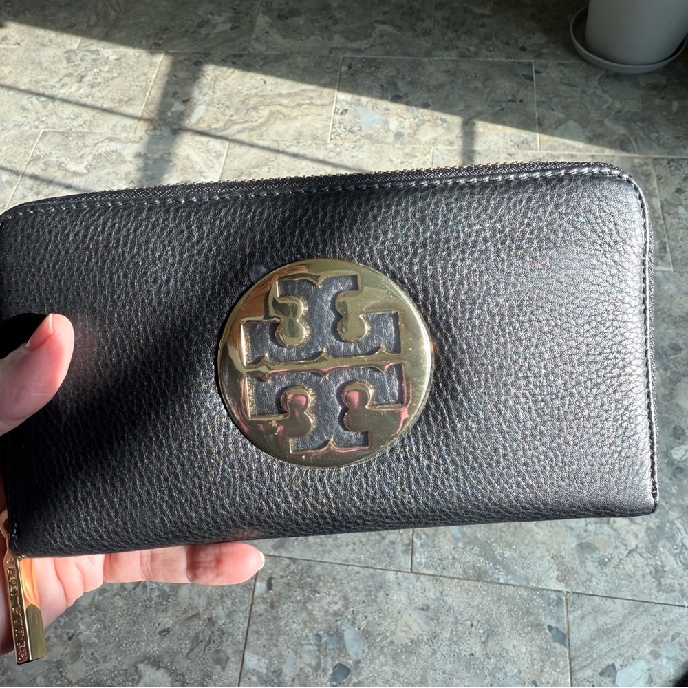Tory Burch Black and Gold Zip Wallet Brand New in Box - Picture 3 of 7